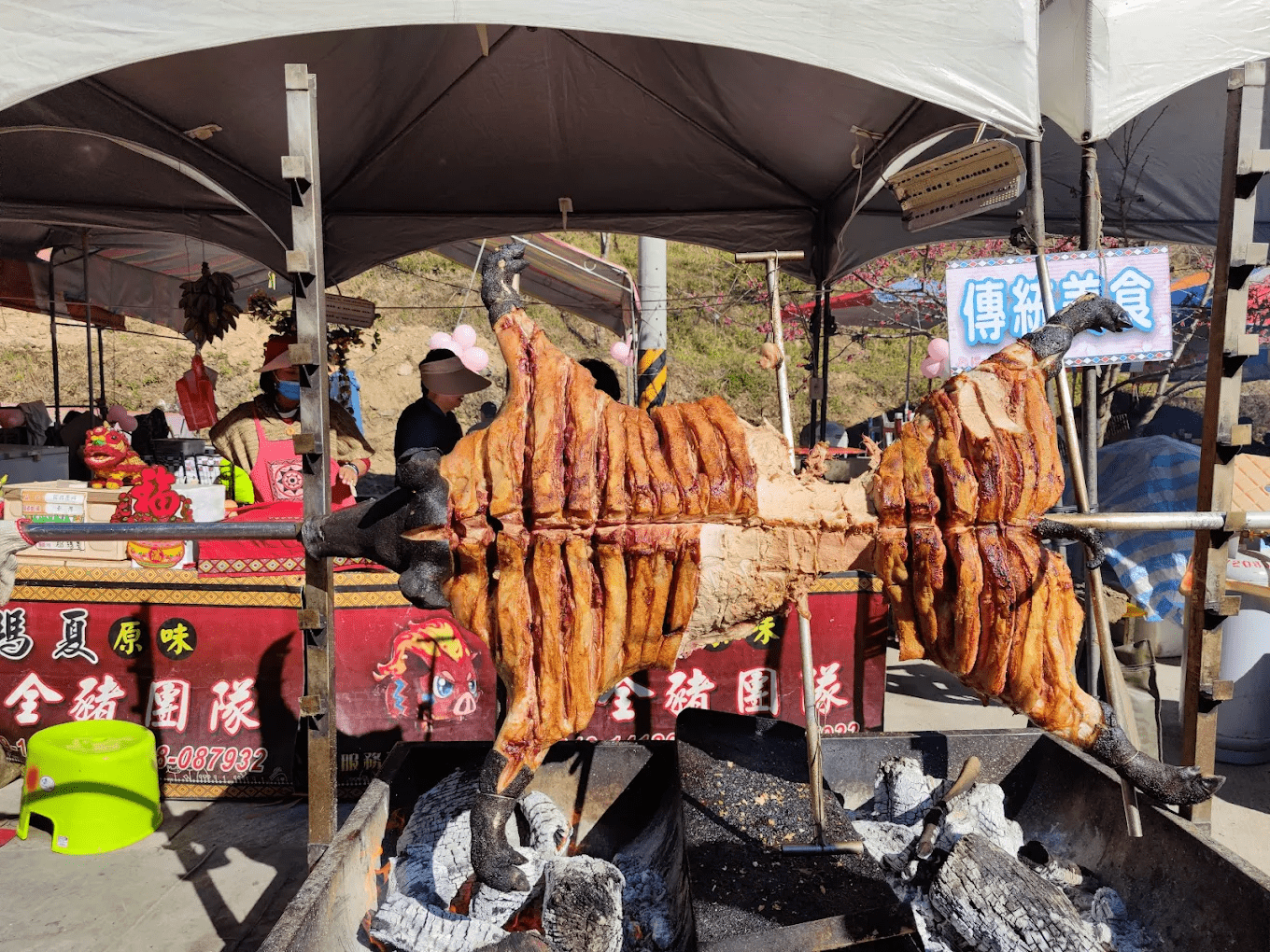 市集攤販熱情招呼，提供各式熱食暖胃，讓賞花之旅更加圓滿。