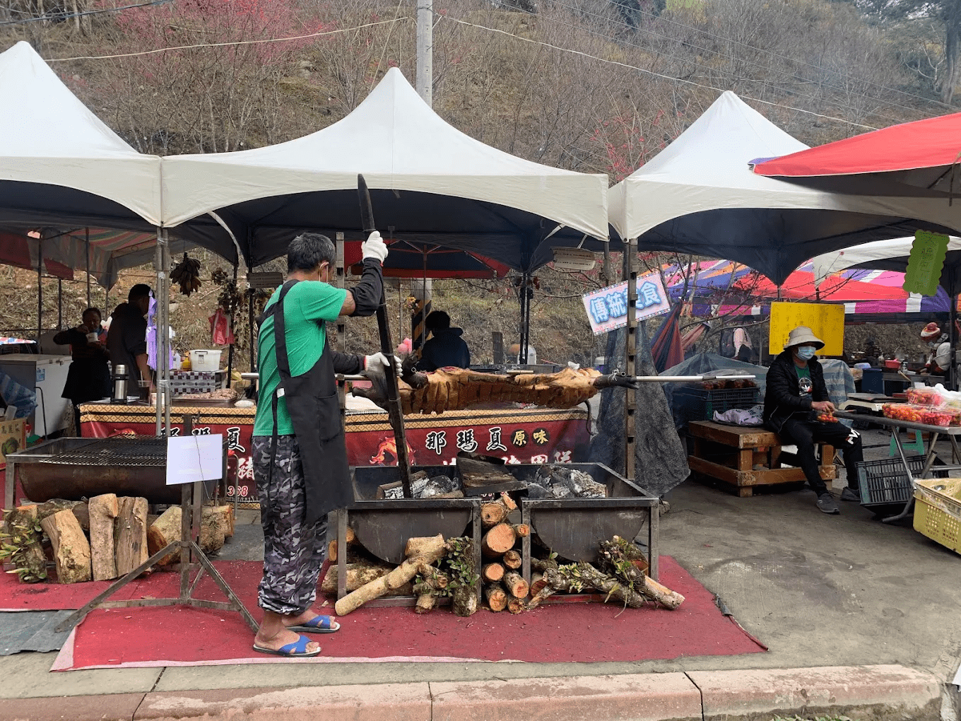 在櫻花樹下品嚐在地原民美食，是來到這裡必備的旅遊儀式感。