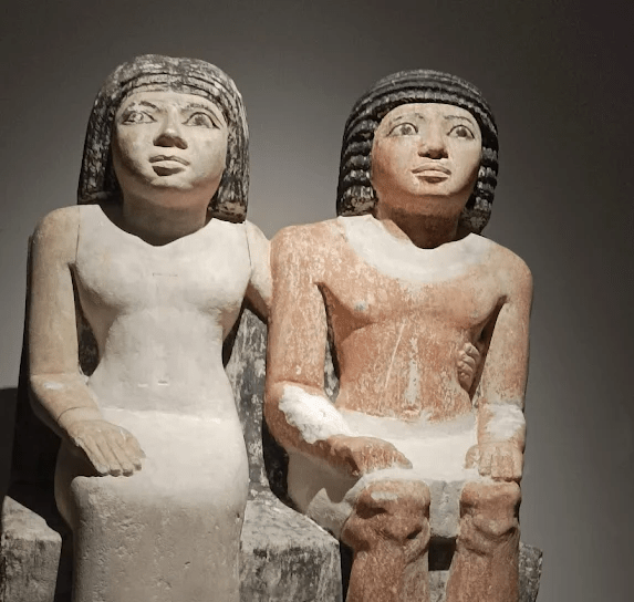 奇美博物館埃及特展現場,巨大神像與豐富文物展出中