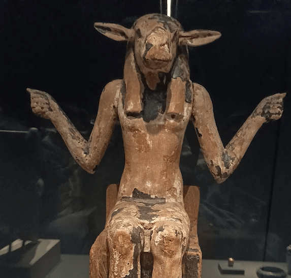 展場內部燈光設計與大型法老石像展示區