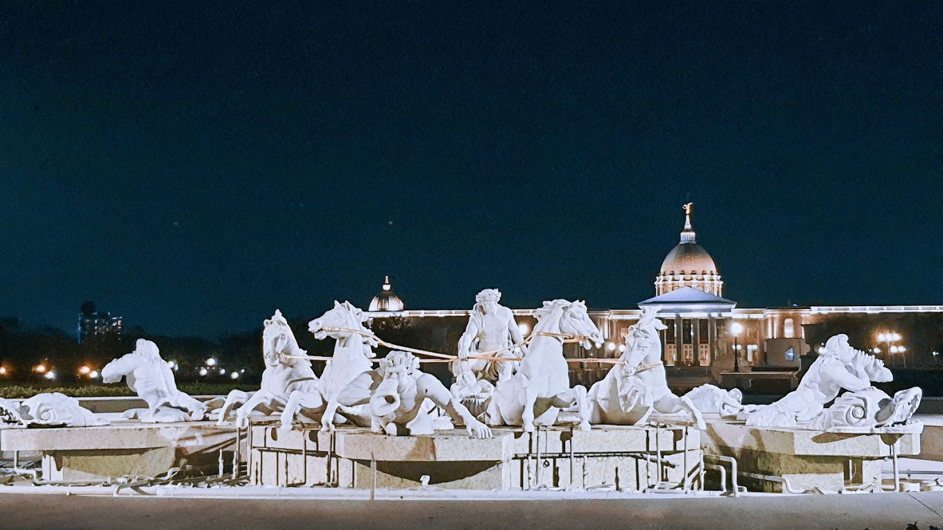 奇美博物館壯麗的白色宮殿建築外觀與藍天白雲