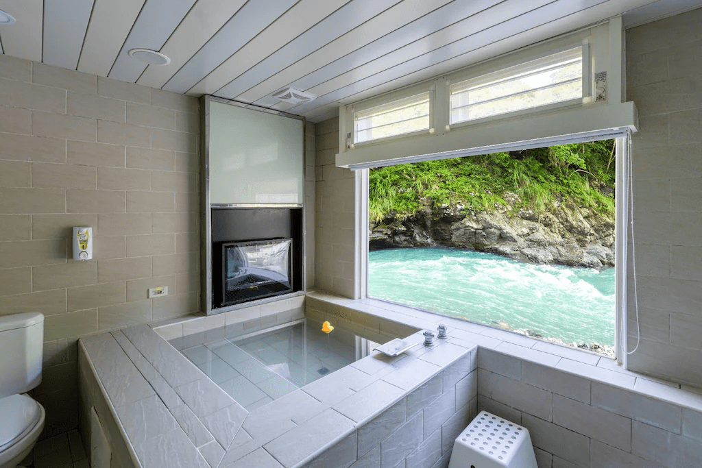 在霧氣與水聲之間選一間烏來溫泉住宿，把假期過得剛剛好