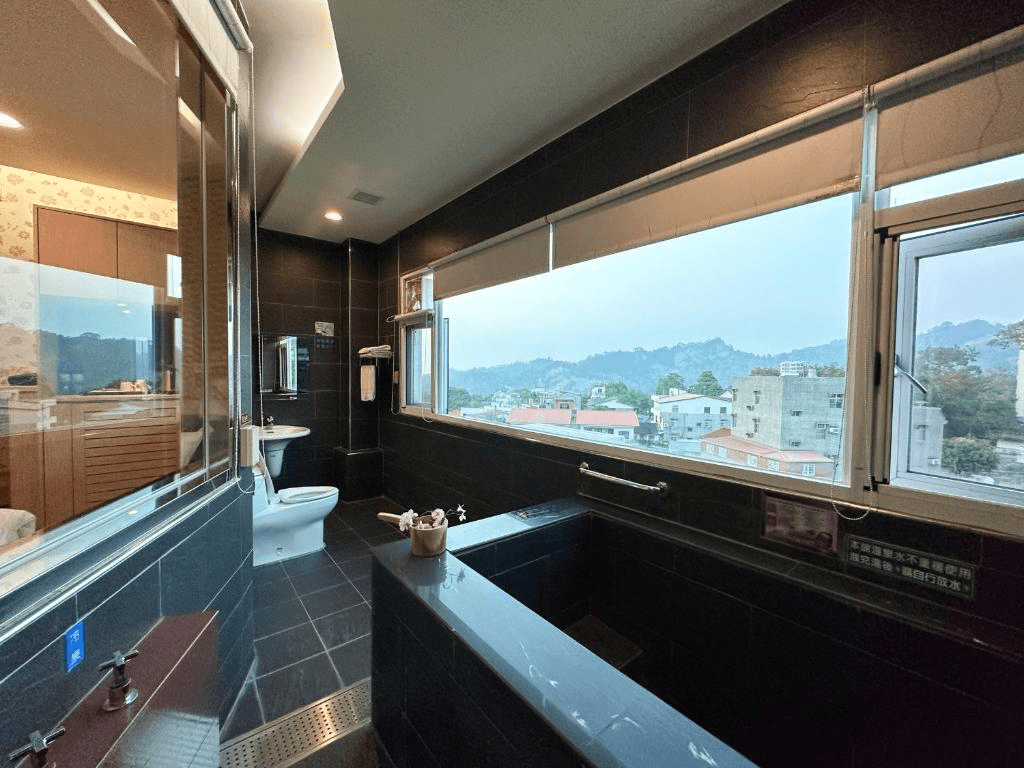 當山嵐飄過關子嶺溫泉街,在儷泉溫泉館泡一池泥湯感受台南山城的溫柔