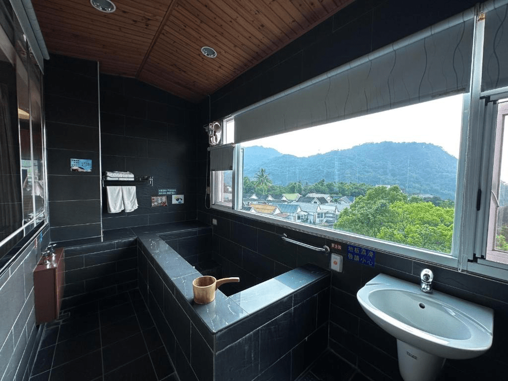 當山嵐飄過關子嶺溫泉街,在儷泉溫泉館泡一池泥湯感受台南山城的溫柔