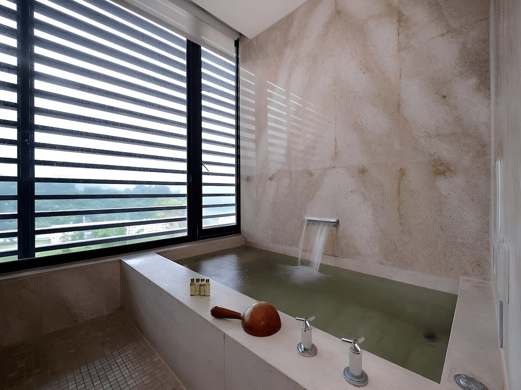 山景與暖湯交織的靜謐夜晚，在台中日光溫泉會館住一晚把日常交給時間