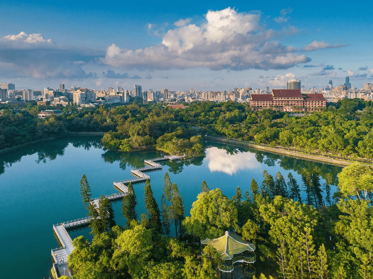 從澄清湖的風景走進高雄圓山飯店，在宮殿式建築裡把旅行節奏放慢