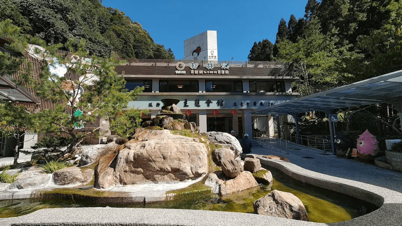 在杉林溪的冬日清晨醒來，選對住宿，讓雲霧、樹影與靜山陪你過一晚