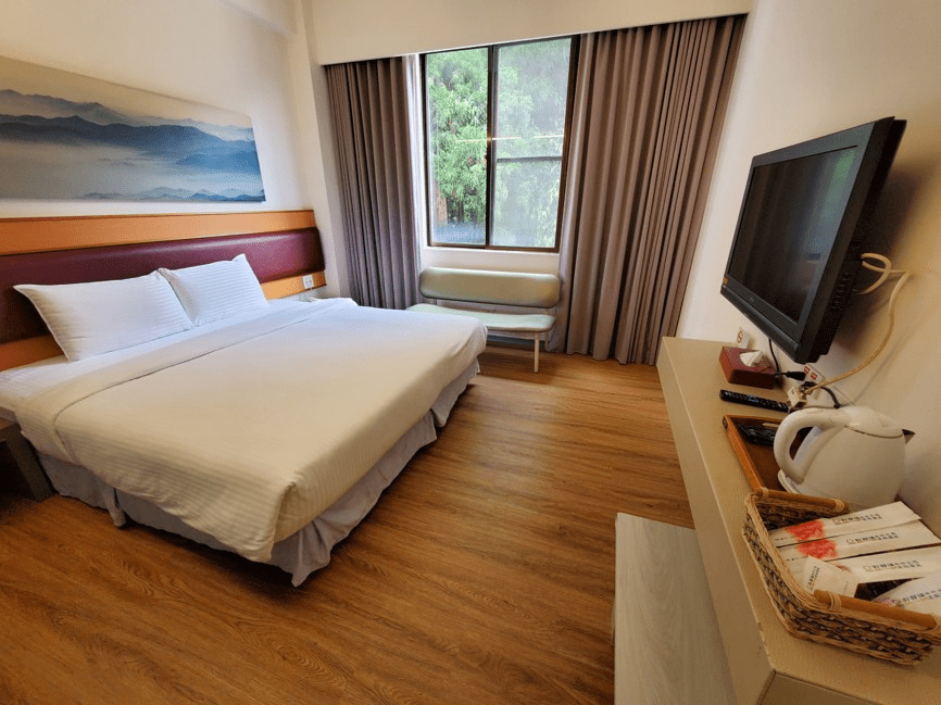 在杉林溪的冬日清晨醒來，選對住宿，讓雲霧、樹影與靜山陪你過一晚