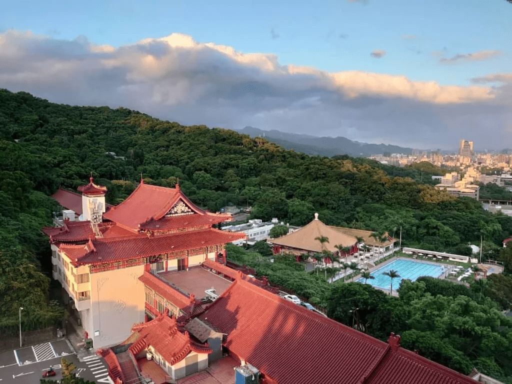 從台北日常抽身而出，走進圓山大飯店，在宮殿屋簷下迎接夜幕降臨