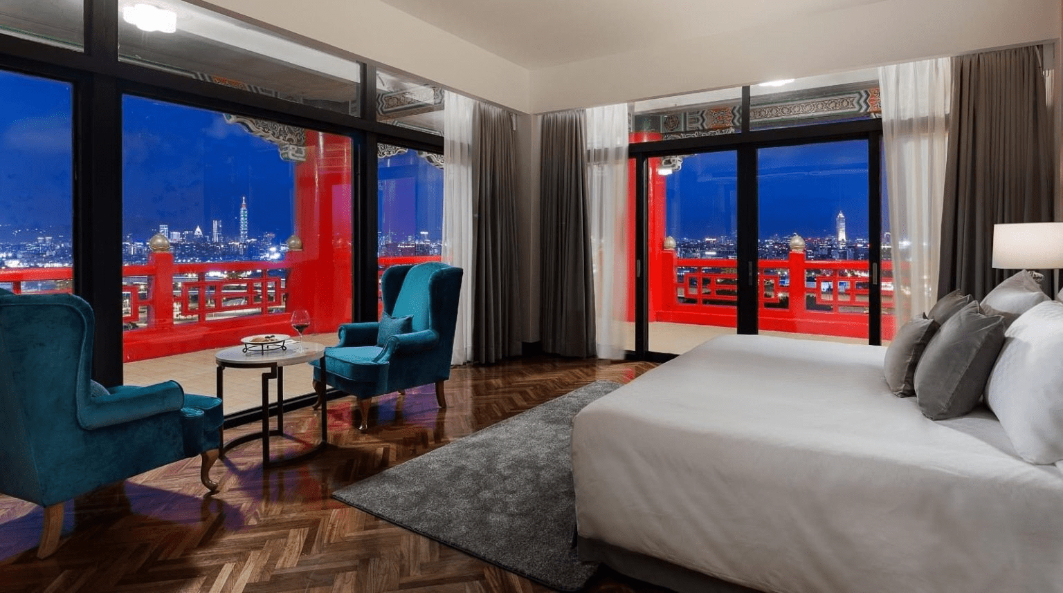 從台北日常抽身而出，走進圓山大飯店，在宮殿屋簷下迎接夜幕降臨