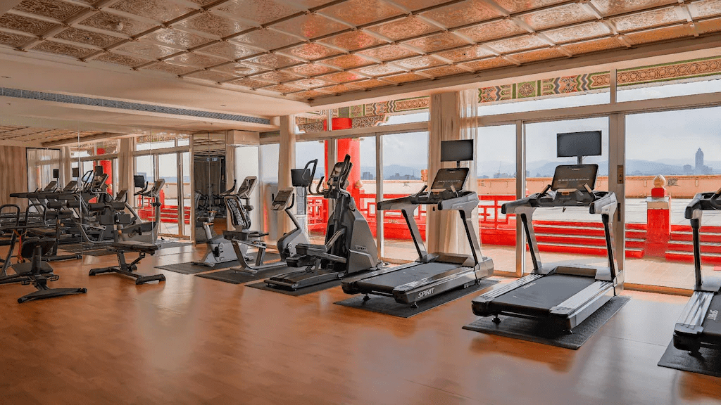 從台北日常抽身而出，走進圓山大飯店，在宮殿屋簷下迎接夜幕降臨