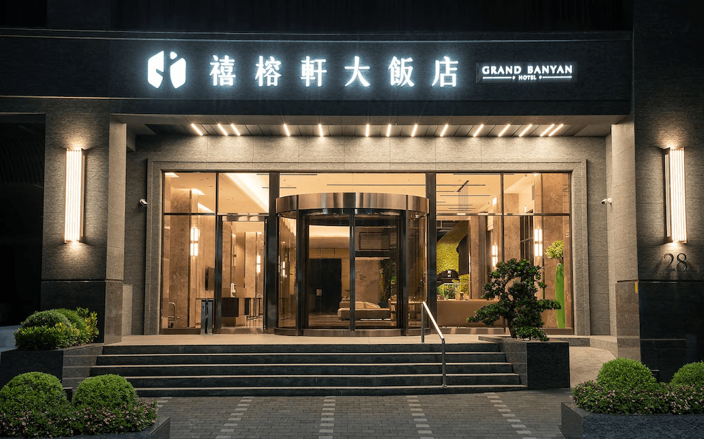 把行李放在台南成功路上，住進禧榕軒大飯店，傍晚上樓感受風與泳池的溫度