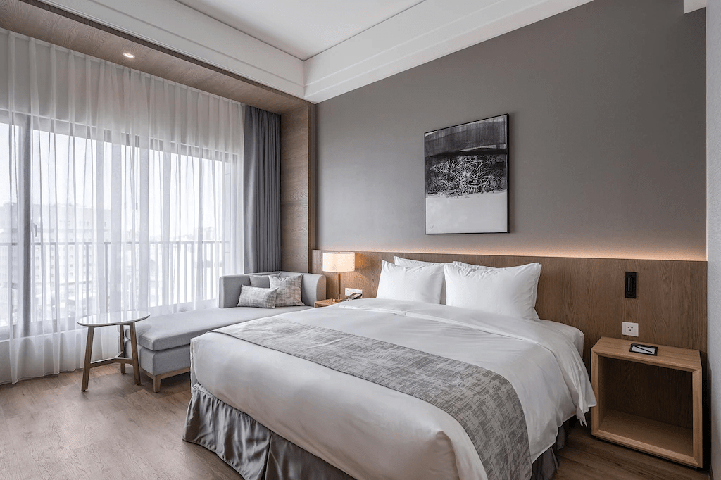 把行李放在台南成功路上，住進禧榕軒大飯店，傍晚上樓感受風與泳池的溫度