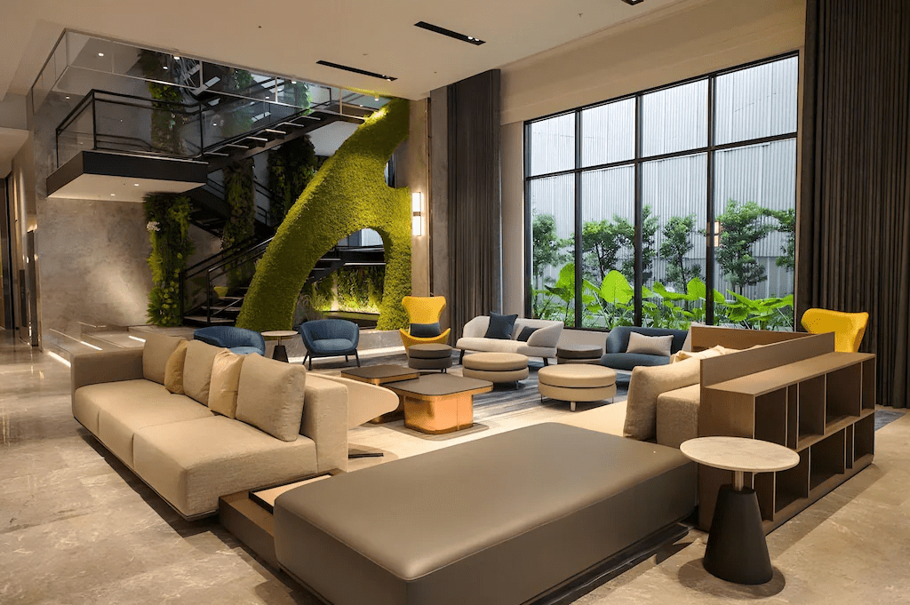 把行李放在台南成功路上，住進禧榕軒大飯店，傍晚上樓感受風與泳池的溫度