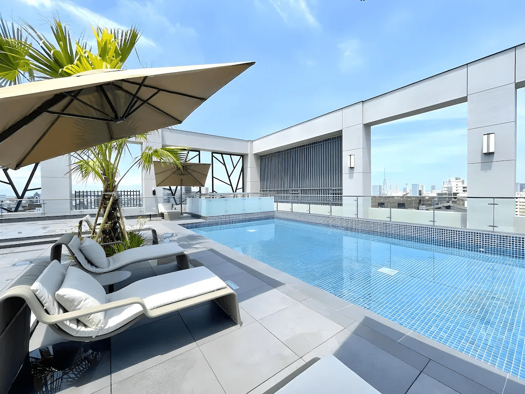 把行李放在台南成功路上，住進禧榕軒大飯店，傍晚上樓感受風與泳池的溫度