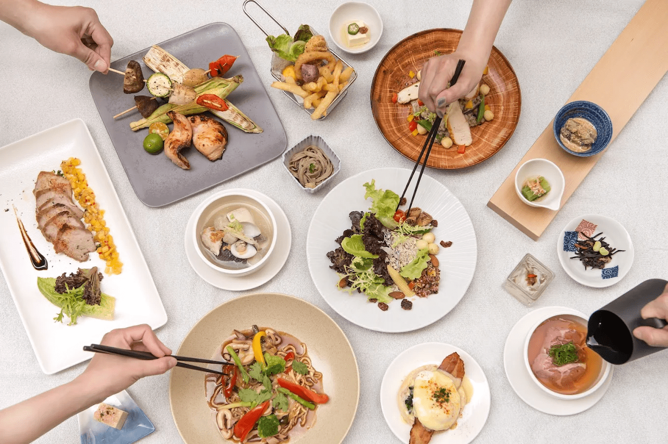 把行李放在台南成功路上，住進禧榕軒大飯店，傍晚上樓感受風與泳池的溫度