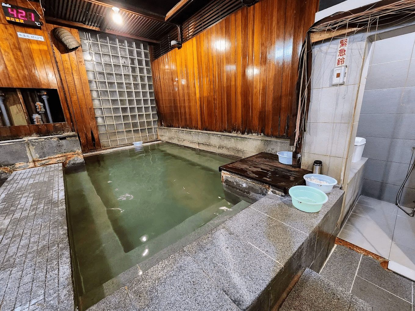 北投的夜晚適合泡湯，把時間交給熱氣、靜默與慢慢暖起來的身體