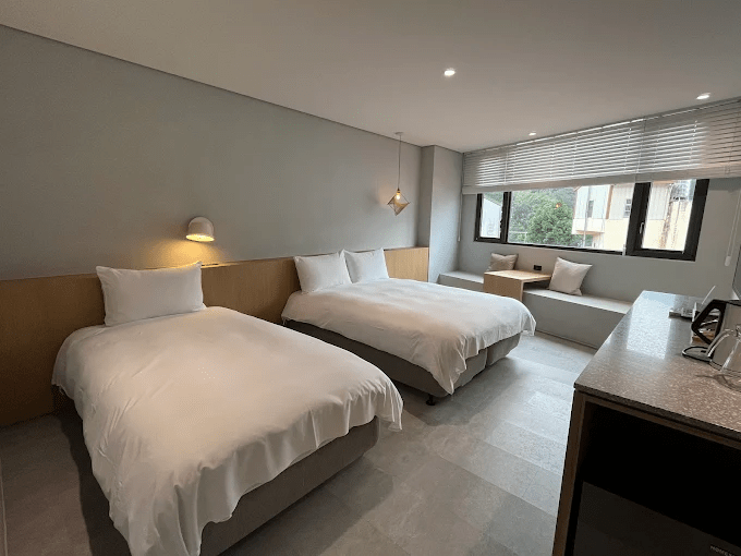 當霧氣在溪頭林間流動時選擇留下來，住進適合放慢步調的森林住宿夜晚