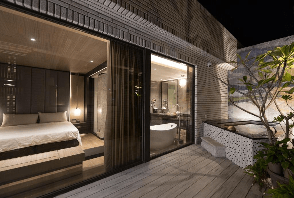 傍晚抵達礁溪後不急著出門，中天溫泉渡假飯店讓泡湯成為今晚的重心