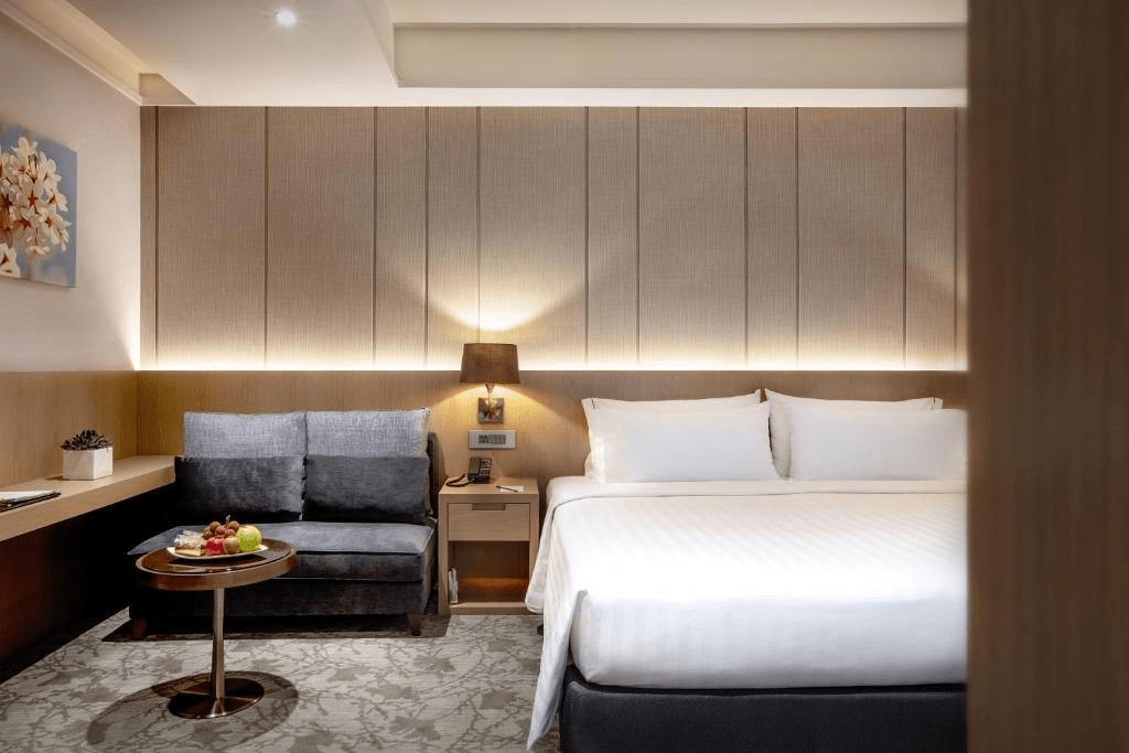 傍晚抵達礁溪後不急著出門，中天溫泉渡假飯店讓泡湯成為今晚的重心