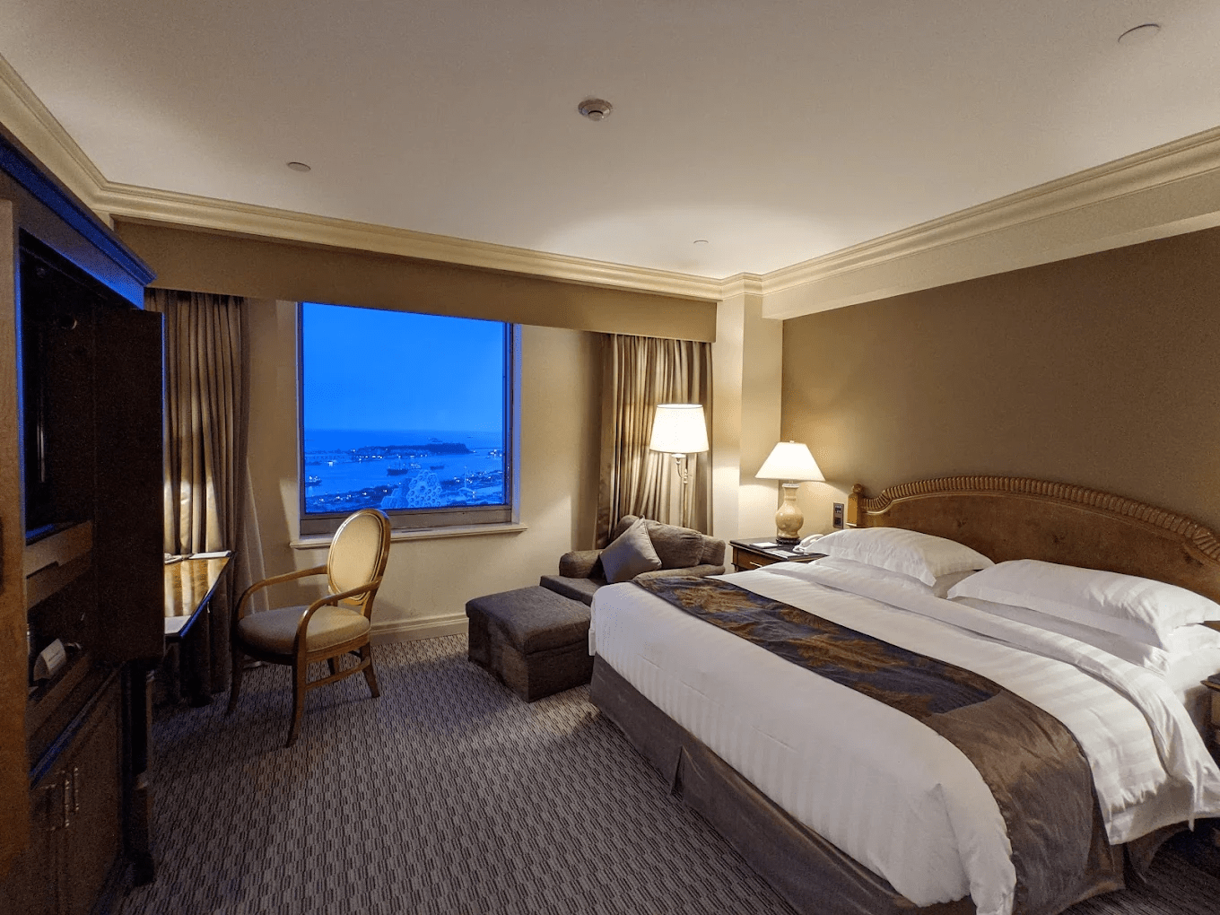 從亞灣海景到市中心燈火，高雄飯店精選 5 間，住一晚就懂港都的夜與風