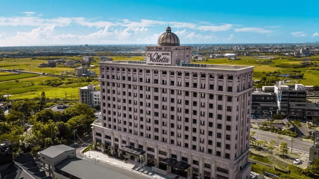 從礁溪市區步行回到房間，在中天溫泉渡假飯店關上門享受只屬於自己的溫泉夜