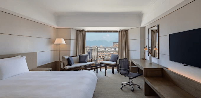 台北夜色亮起的時候，走進城市節奏與設計風景之間，為住宿旅行慢慢展開序章