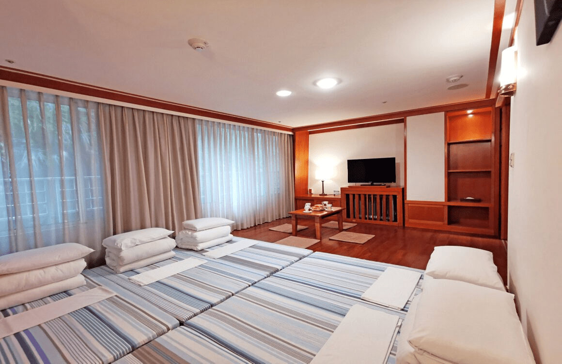 沿著彎曲山路抵達南投杉林溪,在高海拔森林裡住一晚,讓身體重新記得慢的節奏