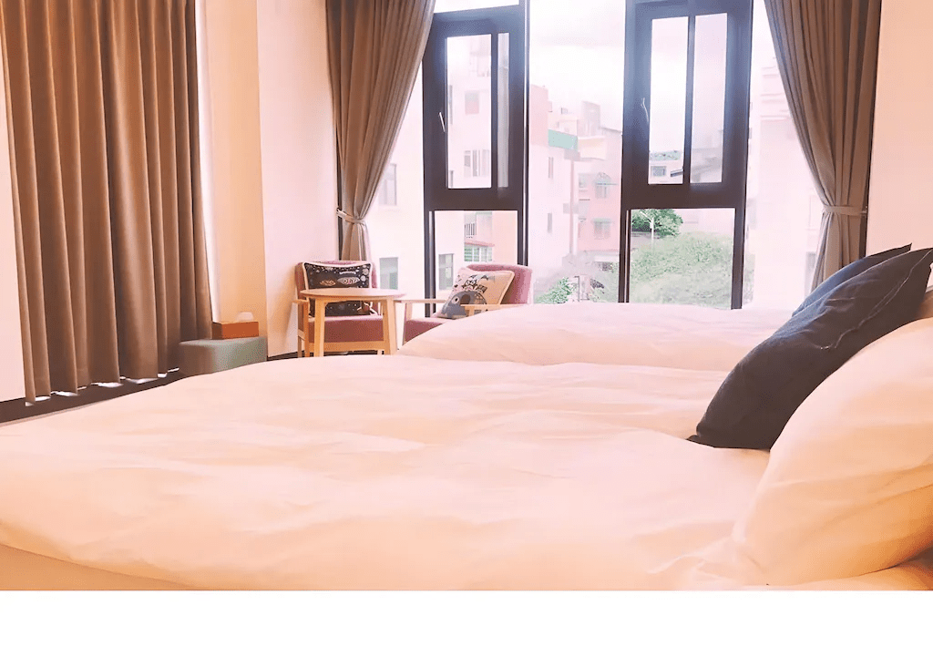 沿著湖光與山色走進南投，住進日月潭湖景民宿與城市旅店交錯的一夜慢旅