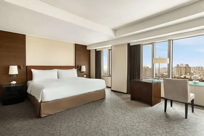 在台南街景慢慢停下來，選一間飯店住進夜色與老城的呼吸裡