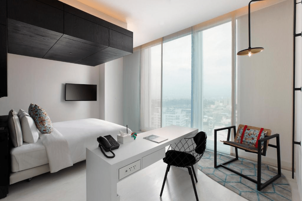 在台南街景慢慢停下來，選一間飯店住進夜色與老城的呼吸裡