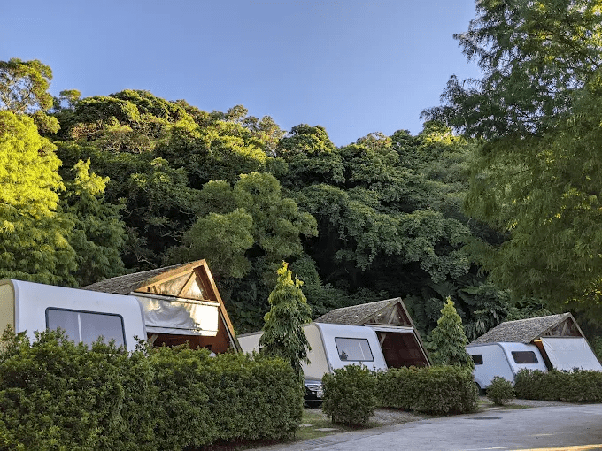 不用搭帳也能靠近自然，從苗栗到宜蘭的露營車住宿一次走進風景裡