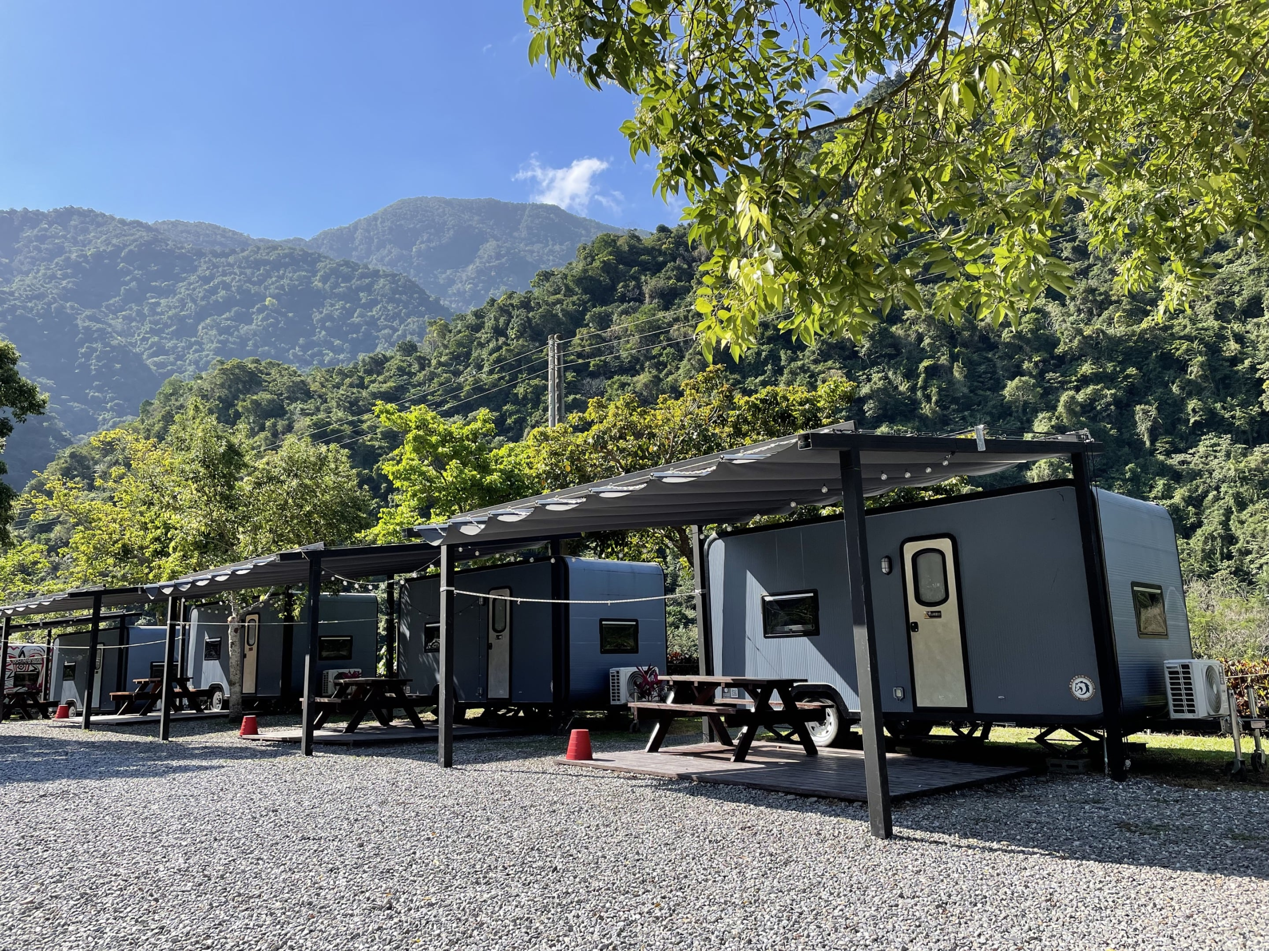 不用搭帳也能靠近自然，從苗栗到宜蘭的露營車住宿一次走進風景裡