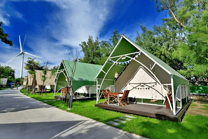 傍晚風起、燈光亮起，在台灣的豪華露營營地裡，把海景、山色與夜色留給自己