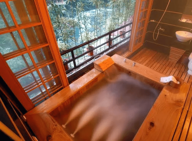 在烏來溫泉飯店住一晚，把山景收進湯池裡讓時間跟著水氣慢慢走