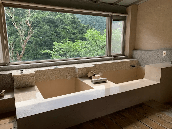 在烏來溫泉飯店住一晚，把山景收進湯池裡讓時間跟著水氣慢慢走