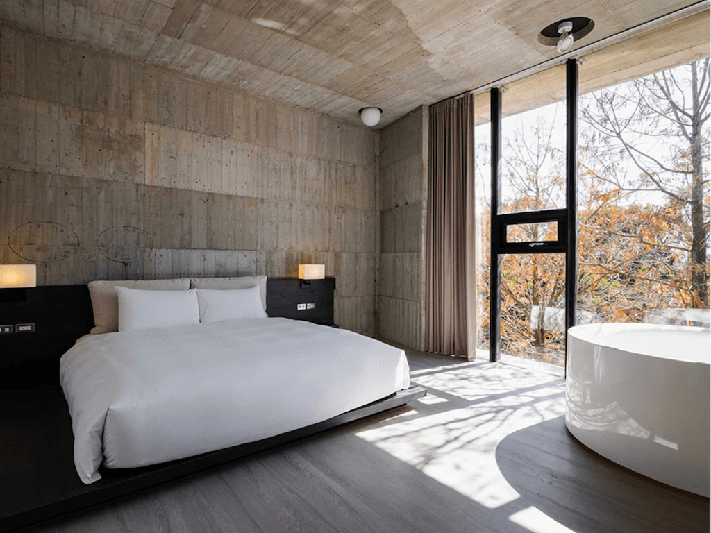 當夜色落在宜蘭的房間窗前，這些飯店與民宿剛好接住想休息的你