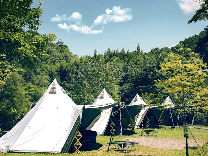 傍晚風起、燈光亮起，在台灣的豪華露營營地裡，把海景、山色與夜色留給自己
