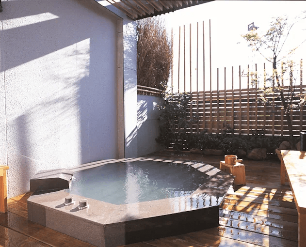 沿著綠意與山影前行，桃園溫泉讓人願意為一池暖湯特地出發