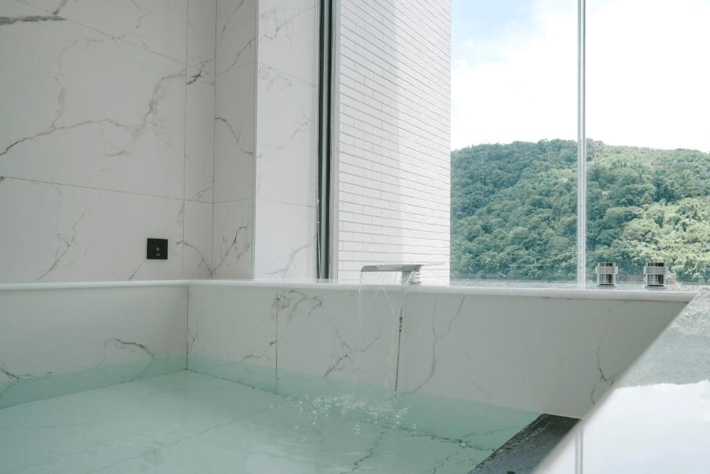 當夜色落在南投山城,住進溫泉度假飯店,讓熱湯與風景一起把疲憊帶走