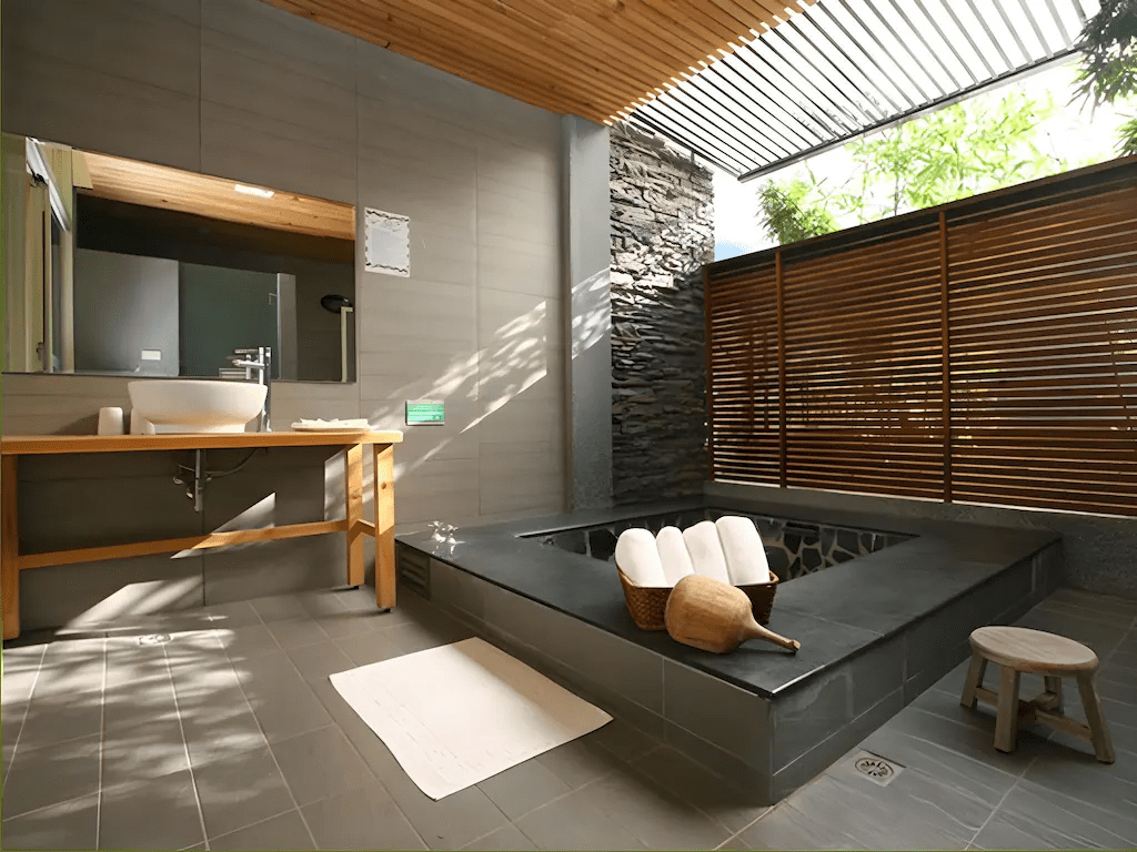 當夜色落在南投山城,住進溫泉度假飯店,讓熱湯與風景一起把疲憊帶走