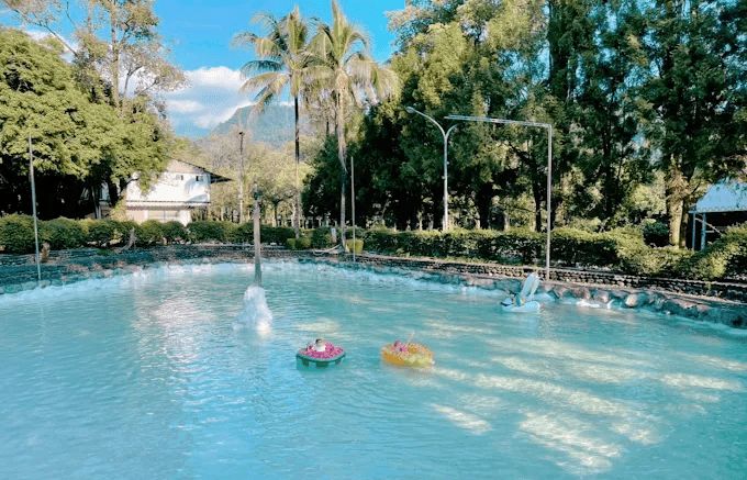 當夜色落在南投山城,住進溫泉度假飯店,讓熱湯與風景一起把疲憊帶走