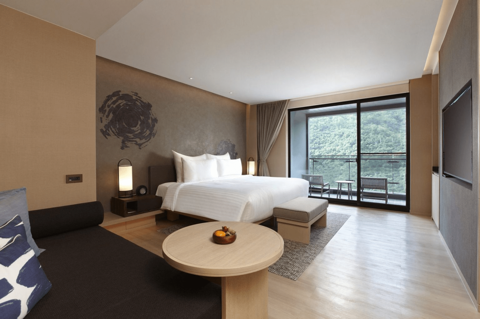 從車站步行到礁溪寒沐，在酒店與行館之間展開一段不必趕路的溫泉假期