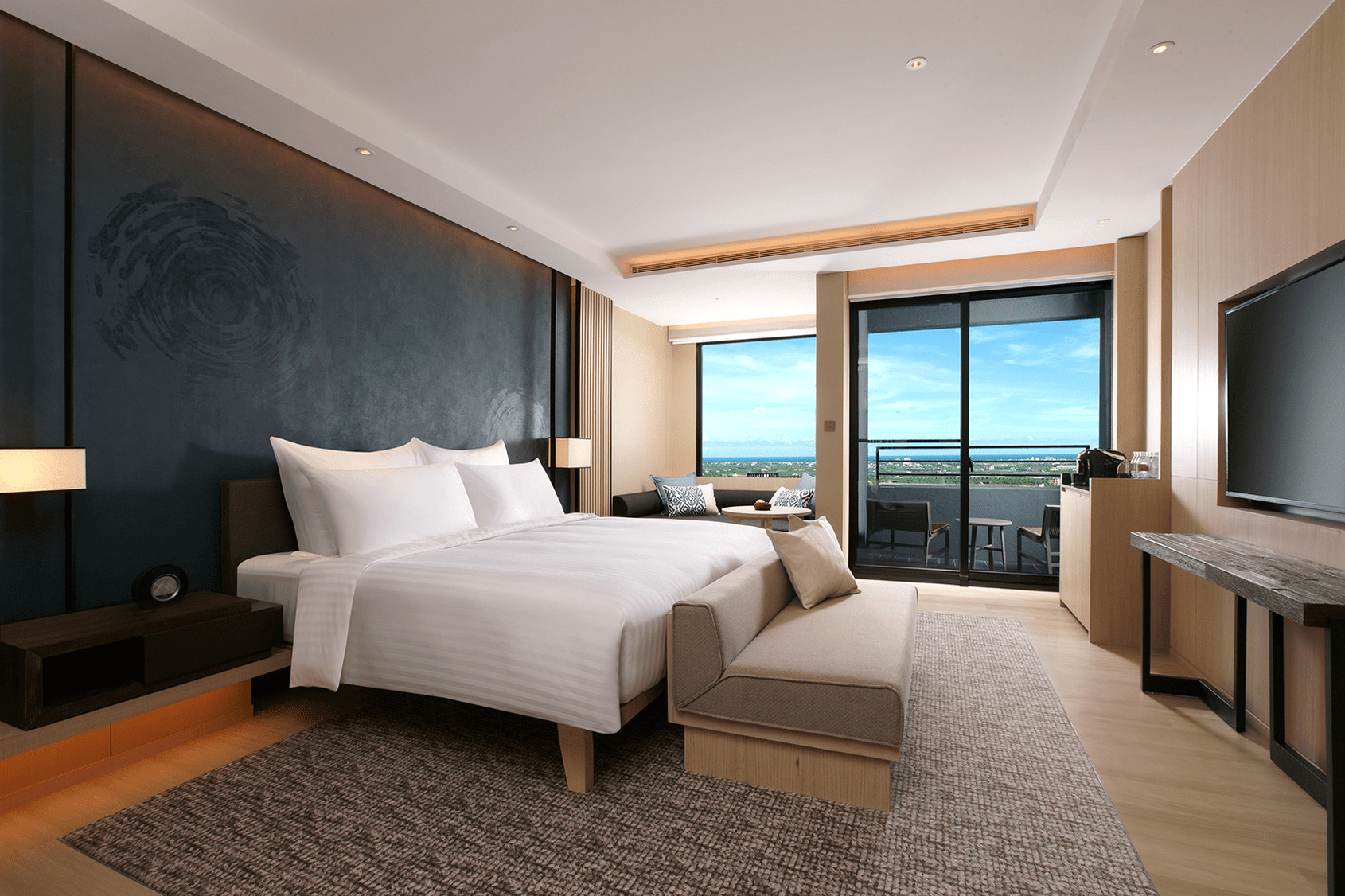 從車站步行到礁溪寒沐，在酒店與行館之間展開一段不必趕路的溫泉假期