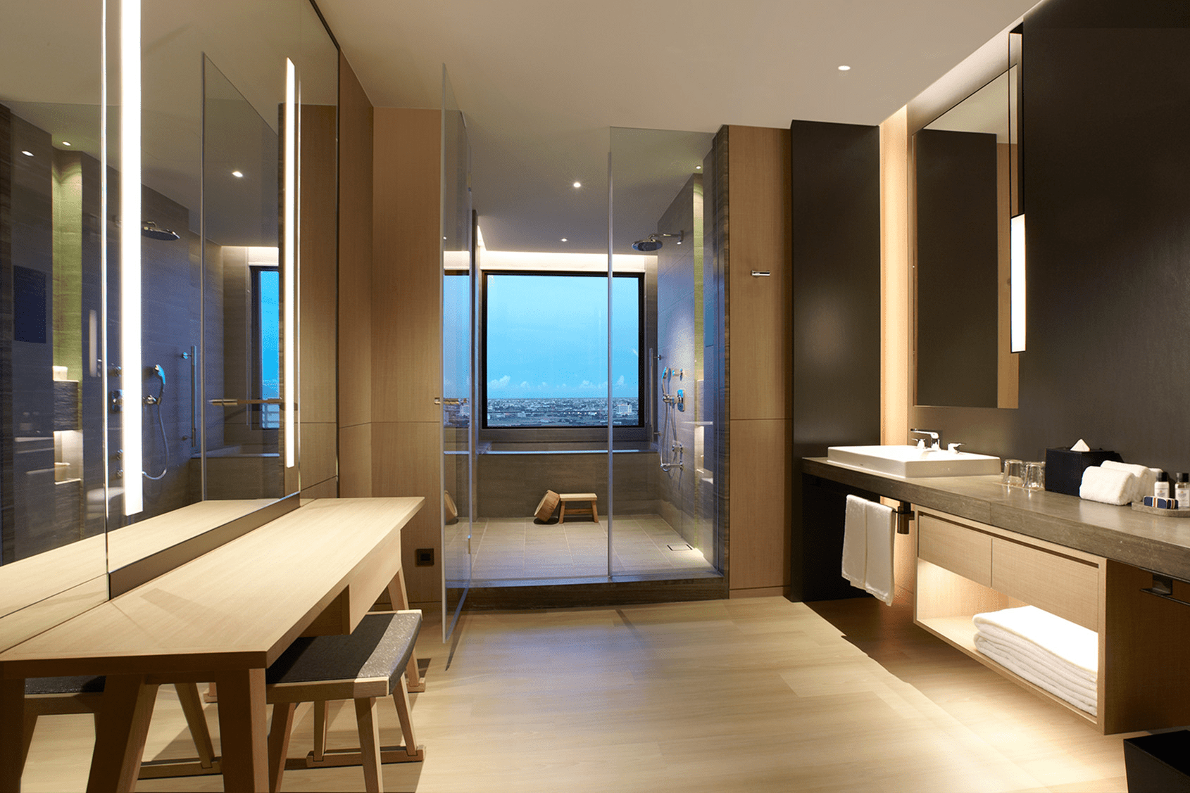 從車站步行到礁溪寒沐，在酒店與行館之間展開一段不必趕路的溫泉假期