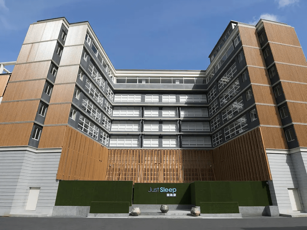 午後抵達礁溪，把鞋脫下來泡進房內溫泉，捷絲旅剛好接住這段旅程