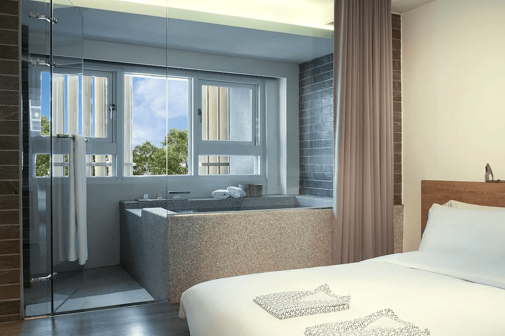 午後抵達礁溪，把鞋脫下來泡進房內溫泉，捷絲旅剛好接住這段旅程