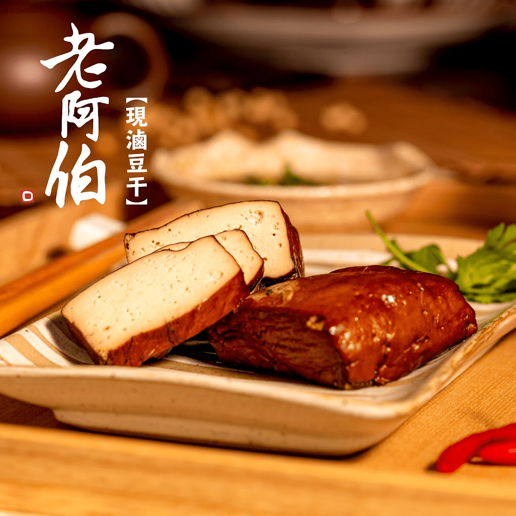 豆乾的香氣在街口飄散，巴洛克立面靜靜佇立，大溪老街的時間正在流動