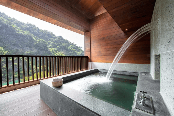 天氣轉涼的時候，最適合在烏來溫泉住一晚，讓山風與熱氣陪你慢慢入夜