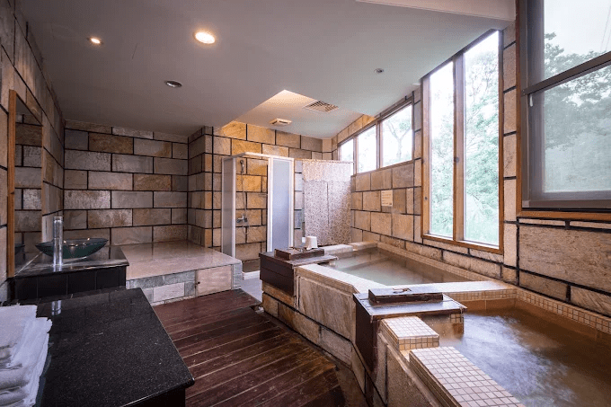 天氣轉涼的時候，最適合在烏來溫泉住一晚，讓山風與熱氣陪你慢慢入夜